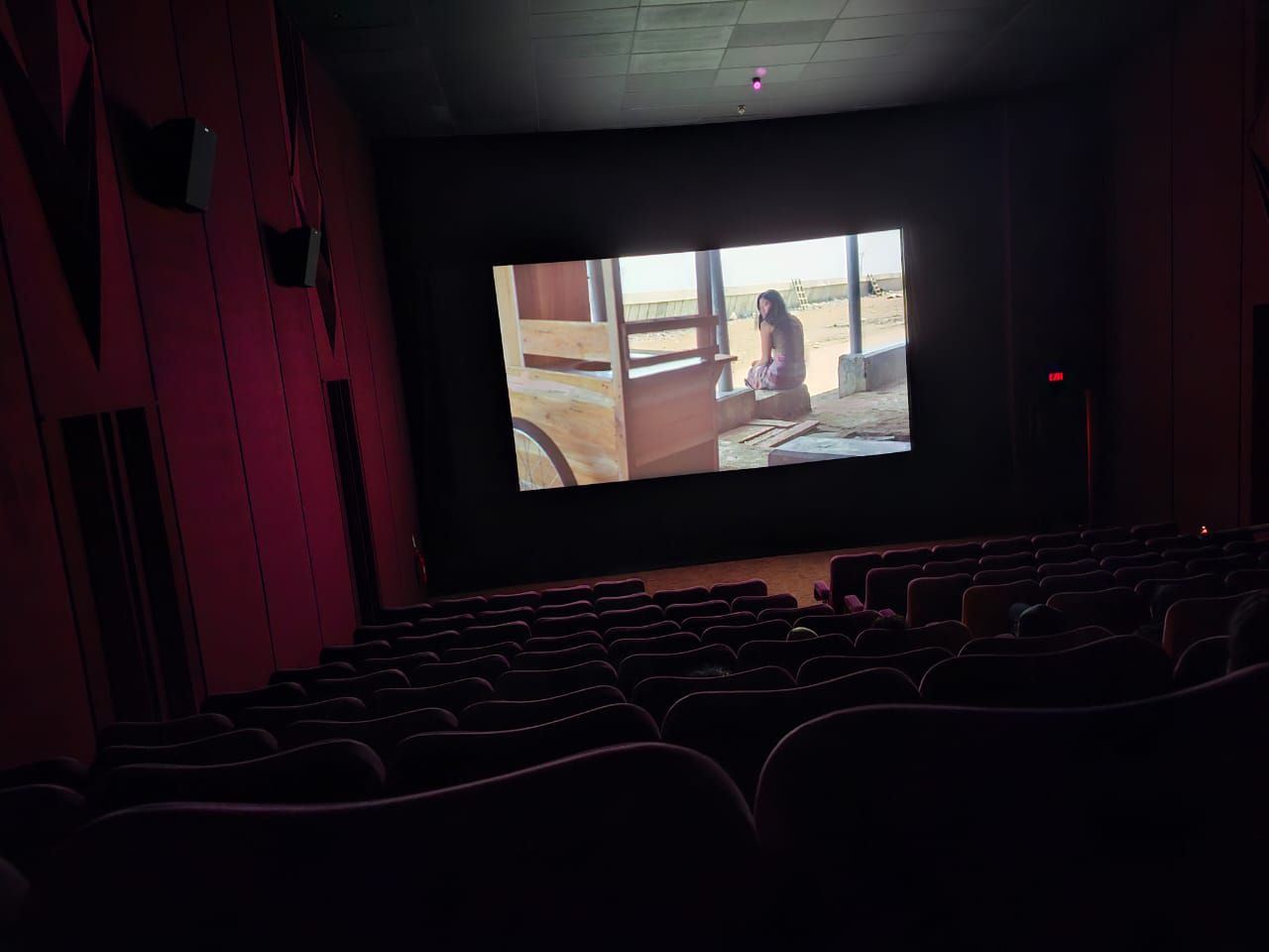 Film Pangku Top dan Berisi, Bangku Bioskop Kosong